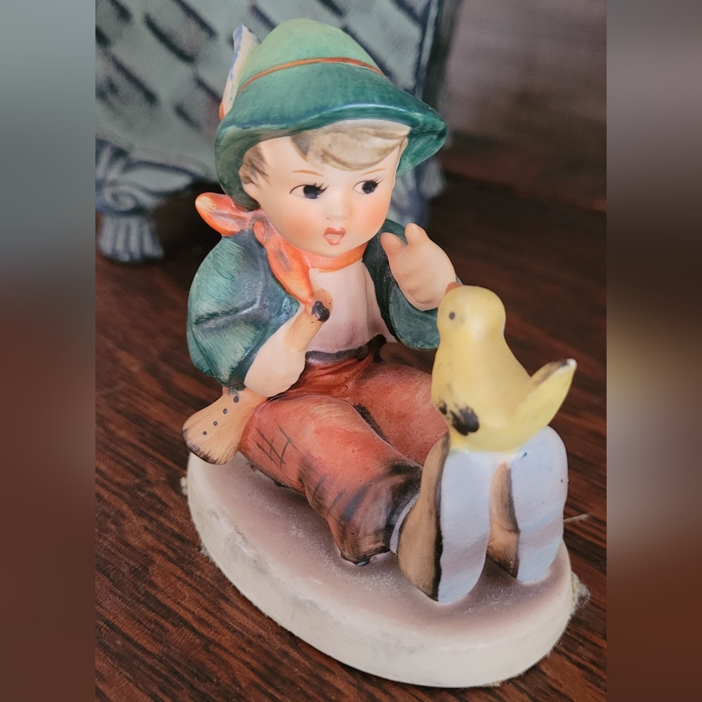Hummel vintage Figurine  " Boy with chick"